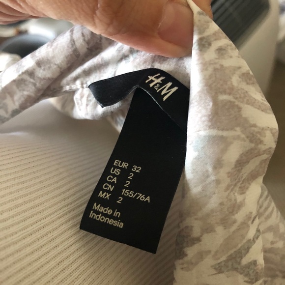 Cute H&M chiffon top - Picture 4 of 4